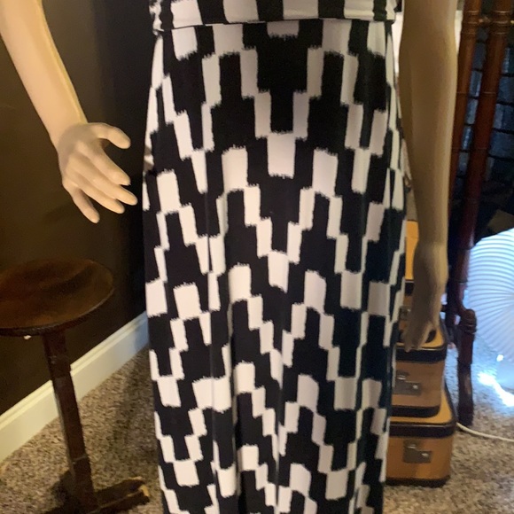 BLACK & WHITE STRAPLESS MAXI DRESS - Picture 3 of 5
